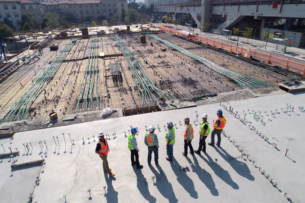 Trabajadores en obra de ingeniería civil
