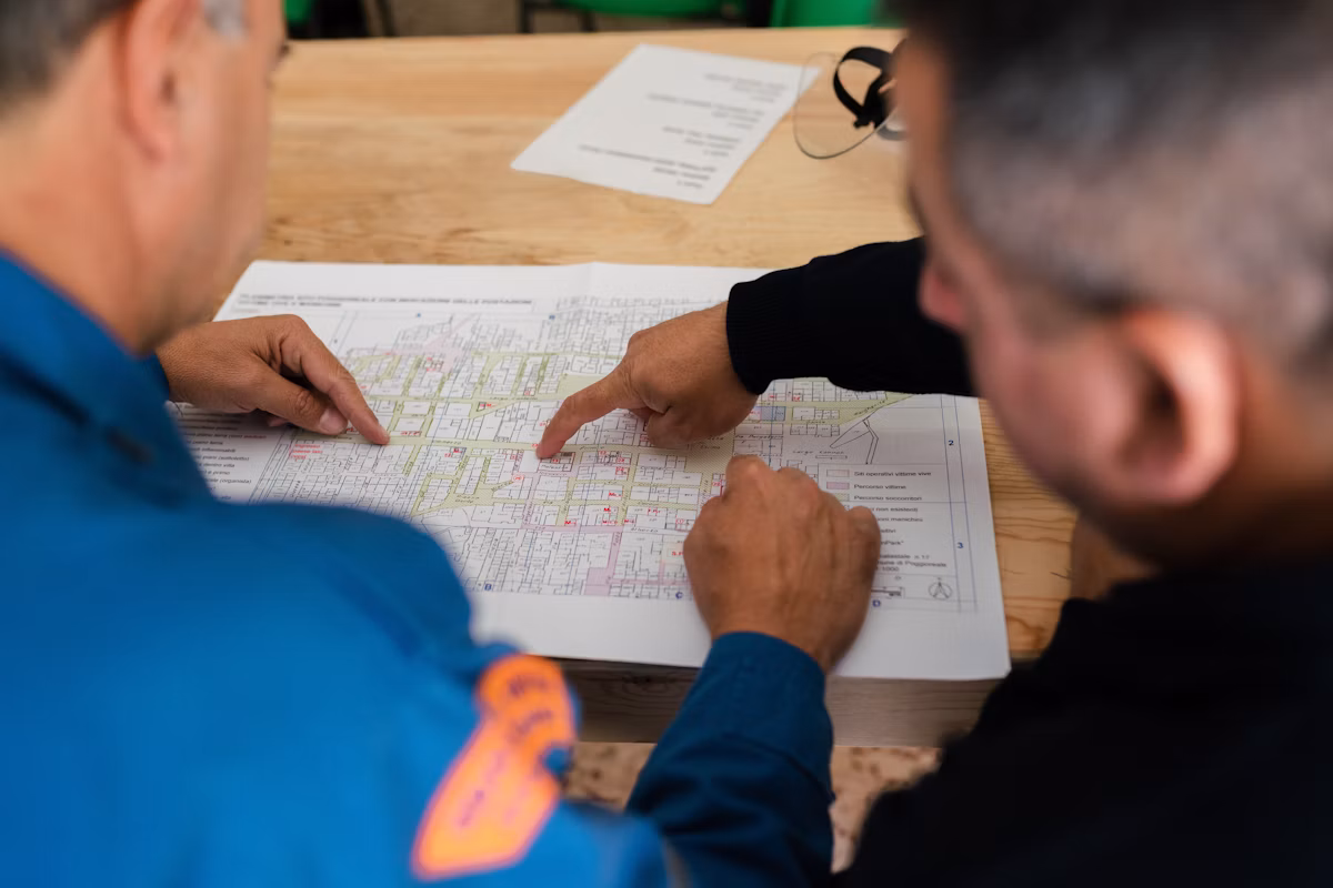 Consultoría técnica revisando planos