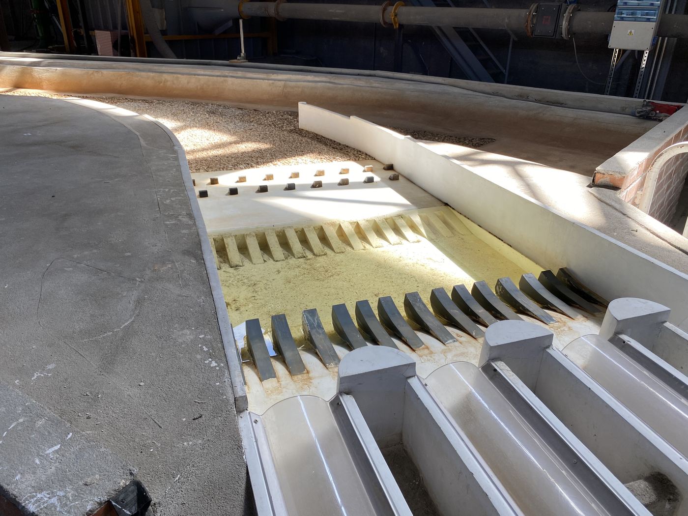 Detalle constructivo de canal hidráulico en proyecto